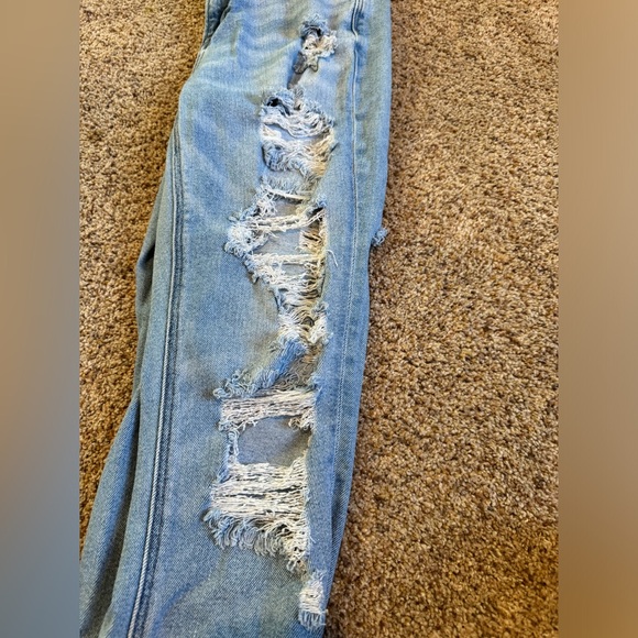 American Eagle Ripped Destroyed Stretch Mom Jean Light Wash Size 2 Short - Picture 2 of 7